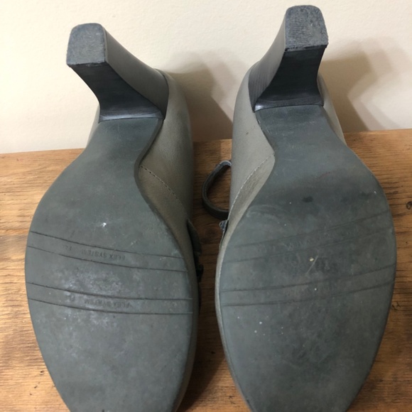 You by Crocs grey mary jane style heels with ruffle size 9.5 EUC - Picture 5 of 7